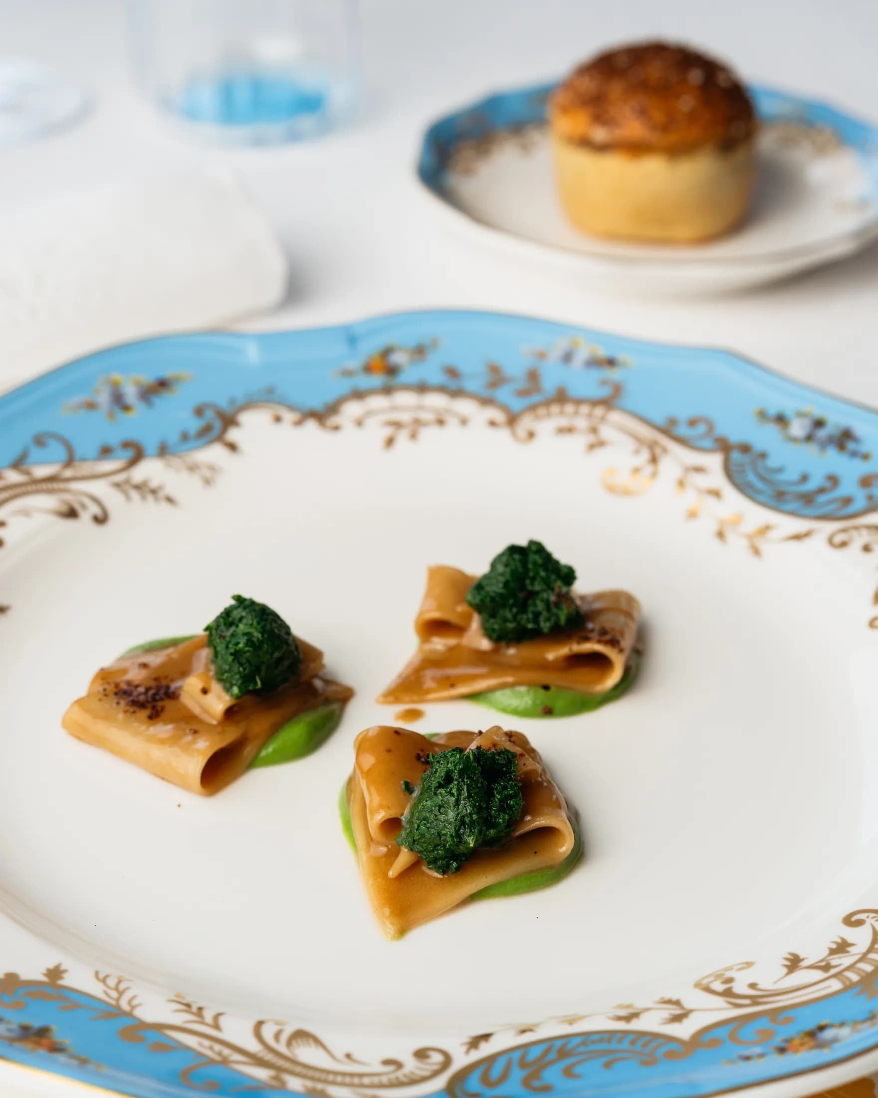 Piatto di pasta fresca servito su porcellana azzurra e oro a Casanova.