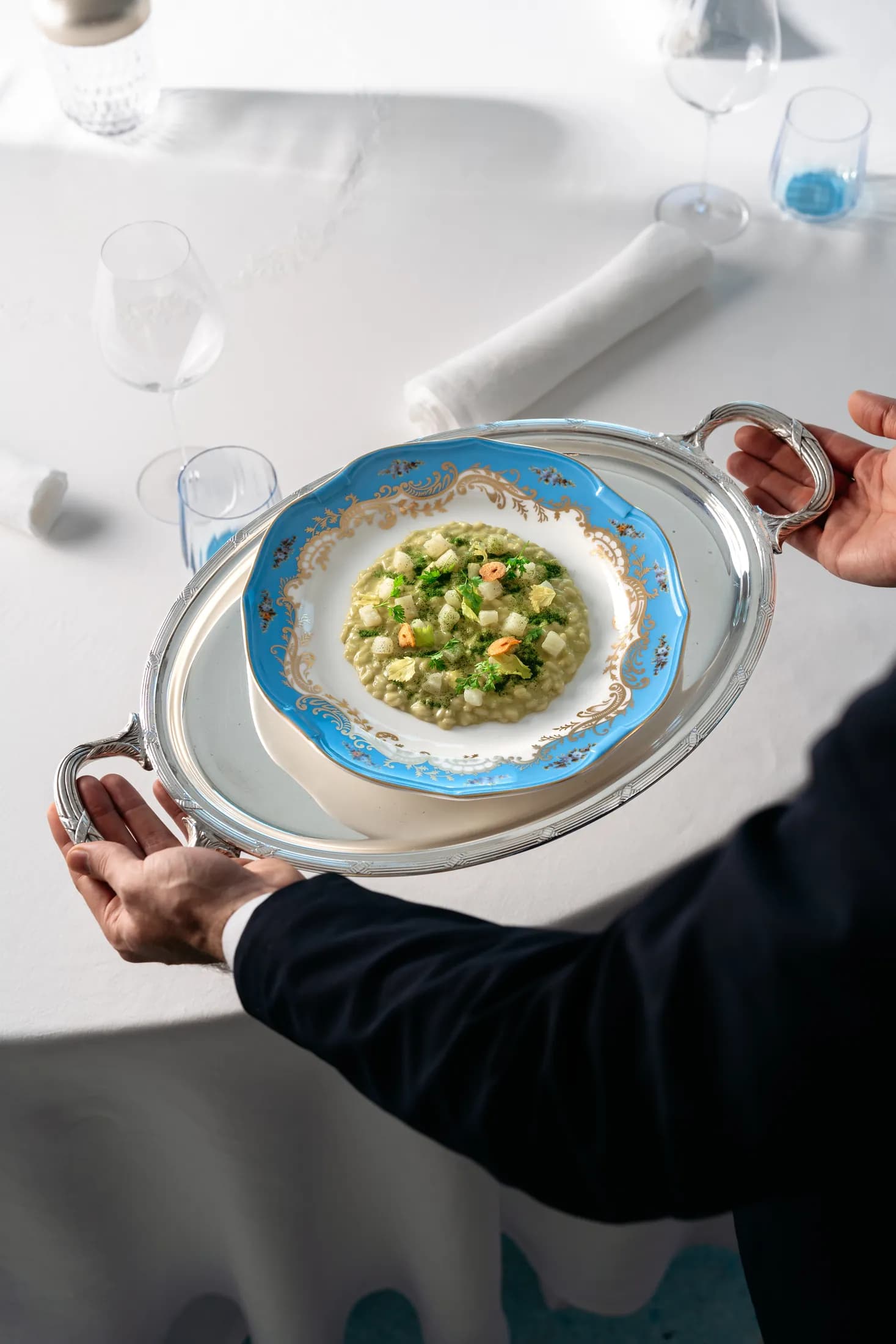 Servizio al tavolo con piatto su vassoio d'argento a Casanova.