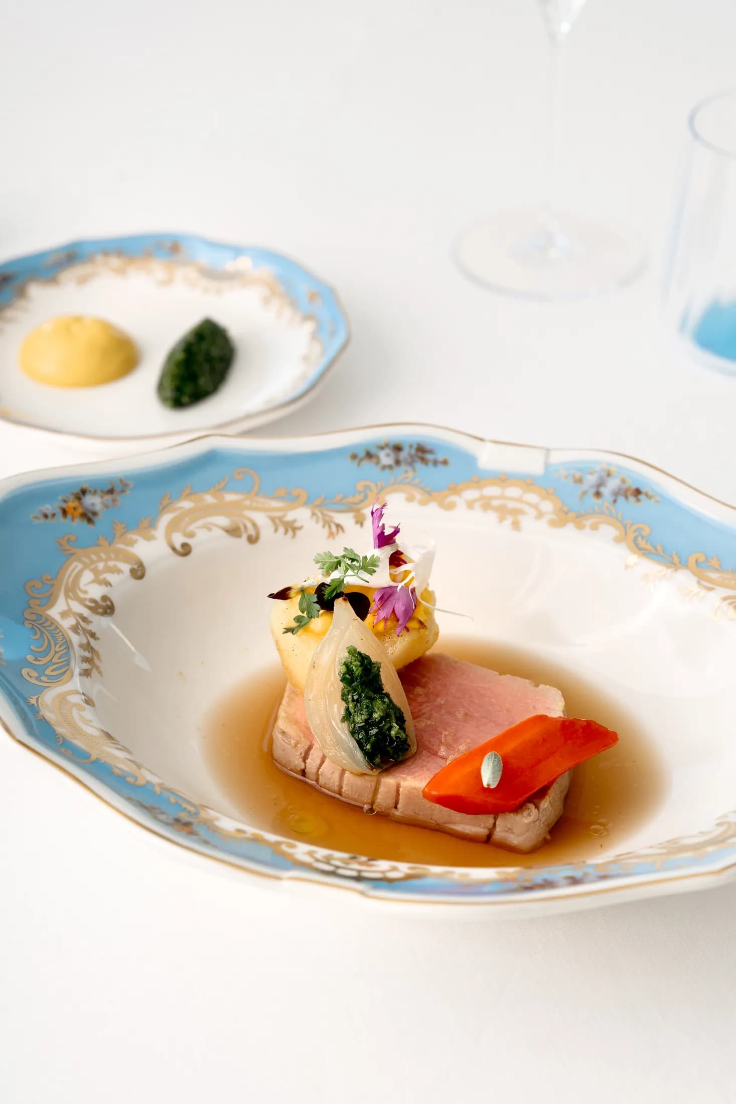 Piatto di pesce con salsa e peperone su porcellana azzurra di Casanova.