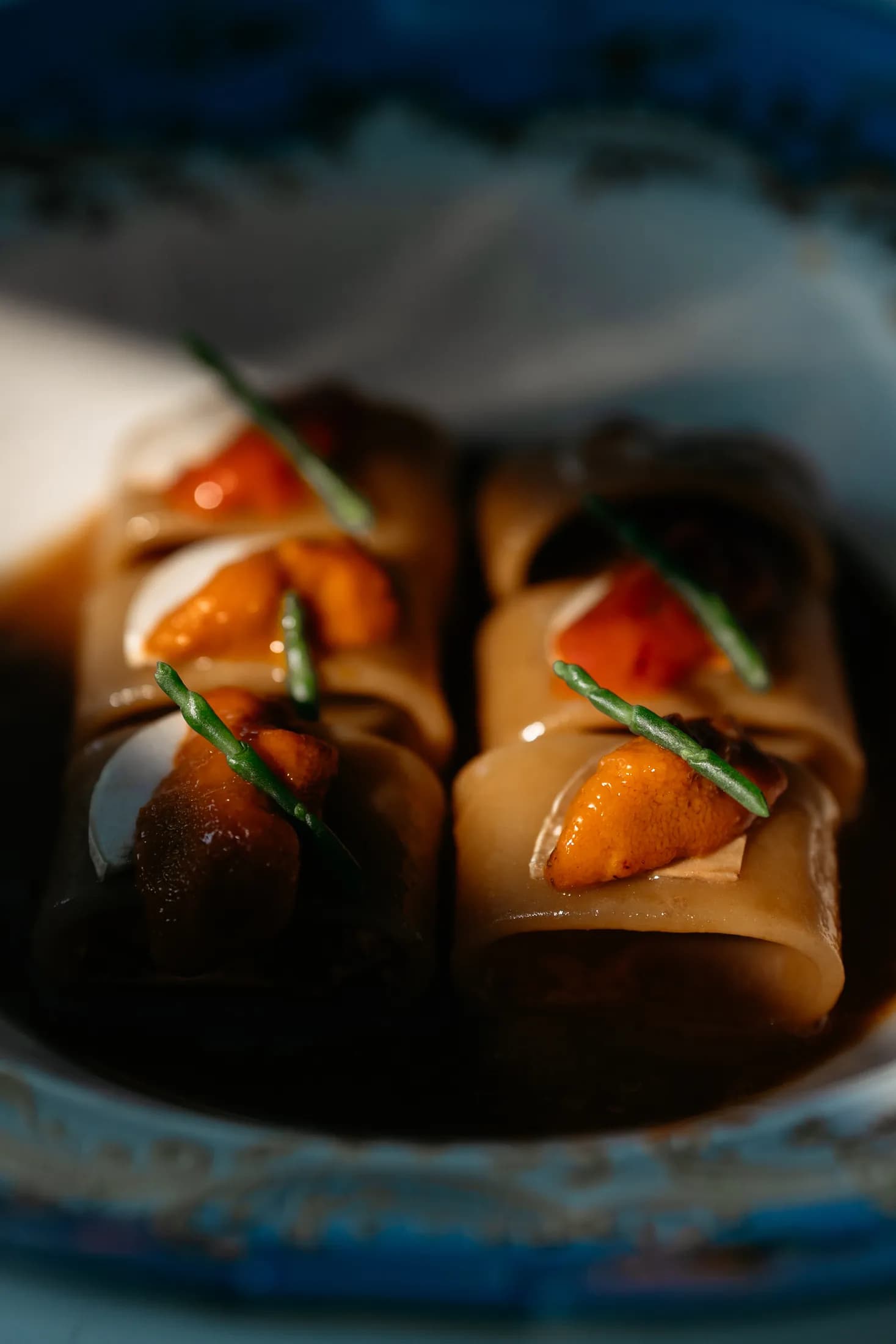 Dettaglio food di paccheri ripieni e salsa scura a Casanova.