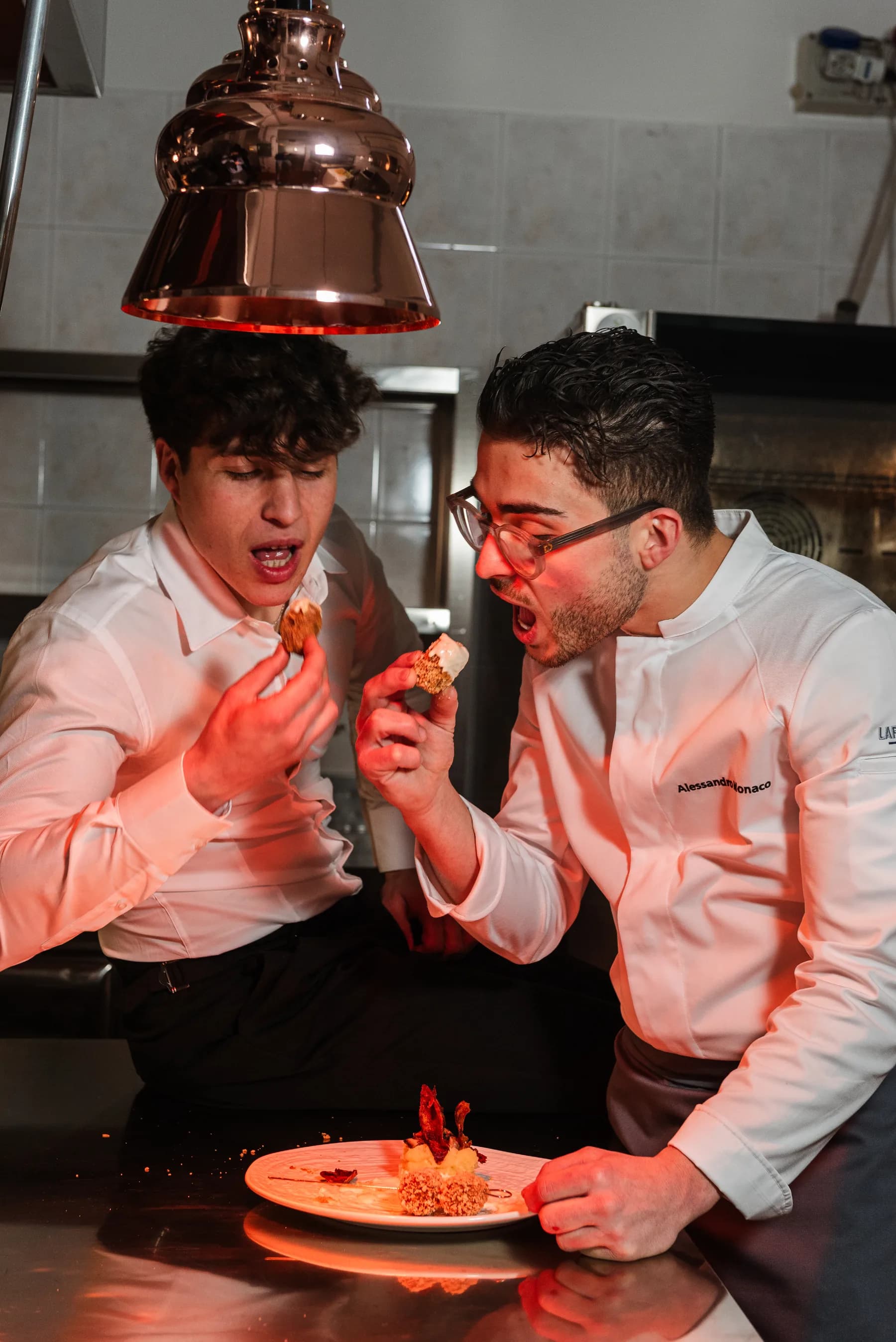I due fratelli di DDO JÈ assaggiano un piatto in cucina.