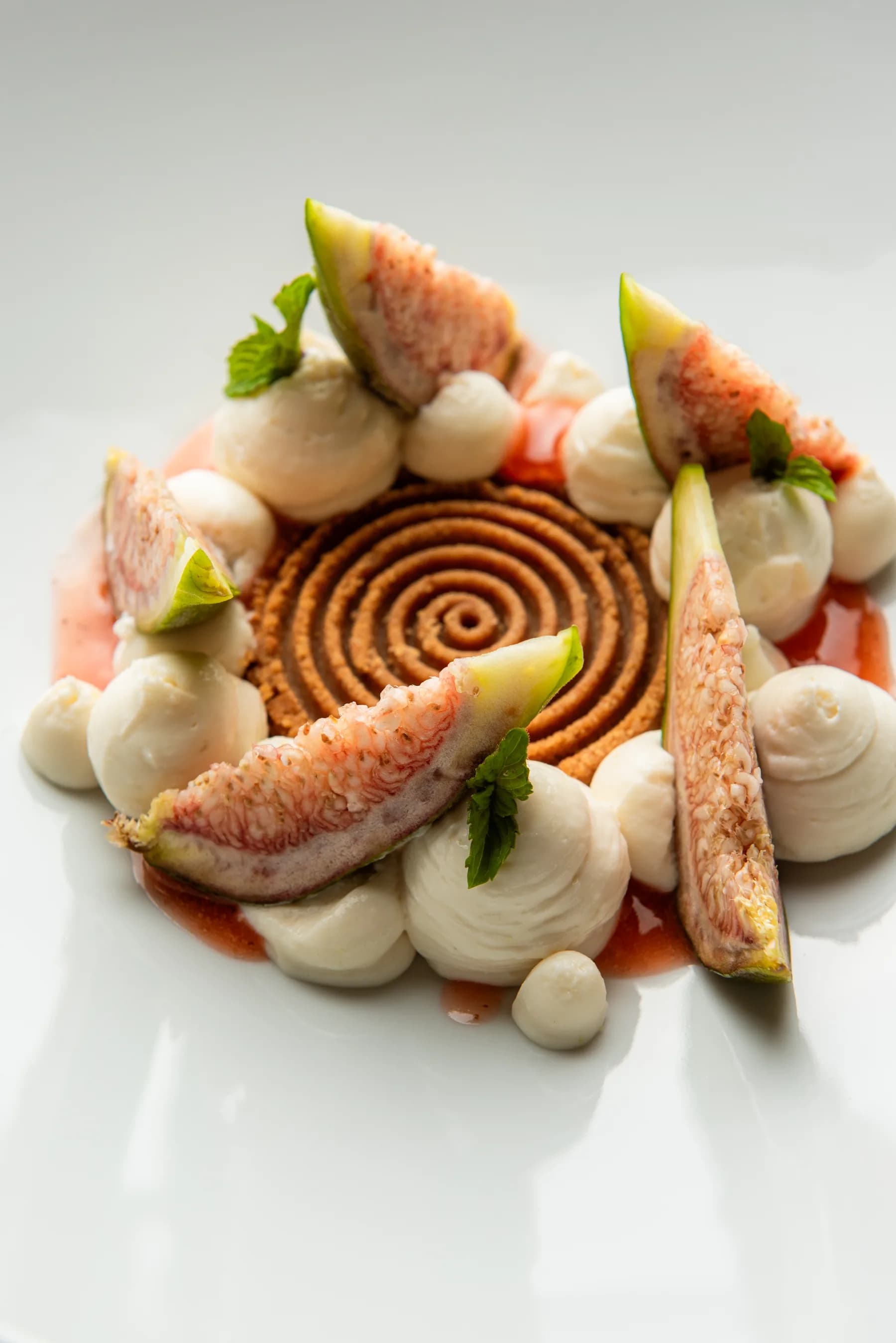 Dessert ai fichi con crema e spirale di biscotto.