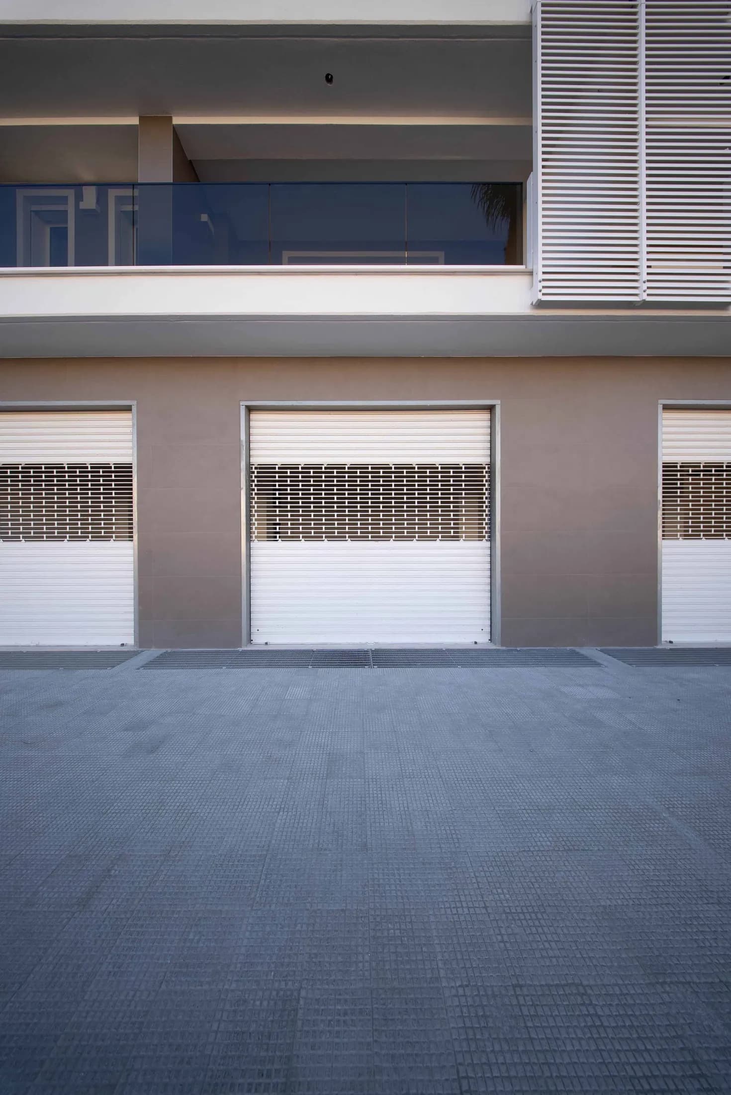 Serrande avvolgibili installate in un edificio residenziale.