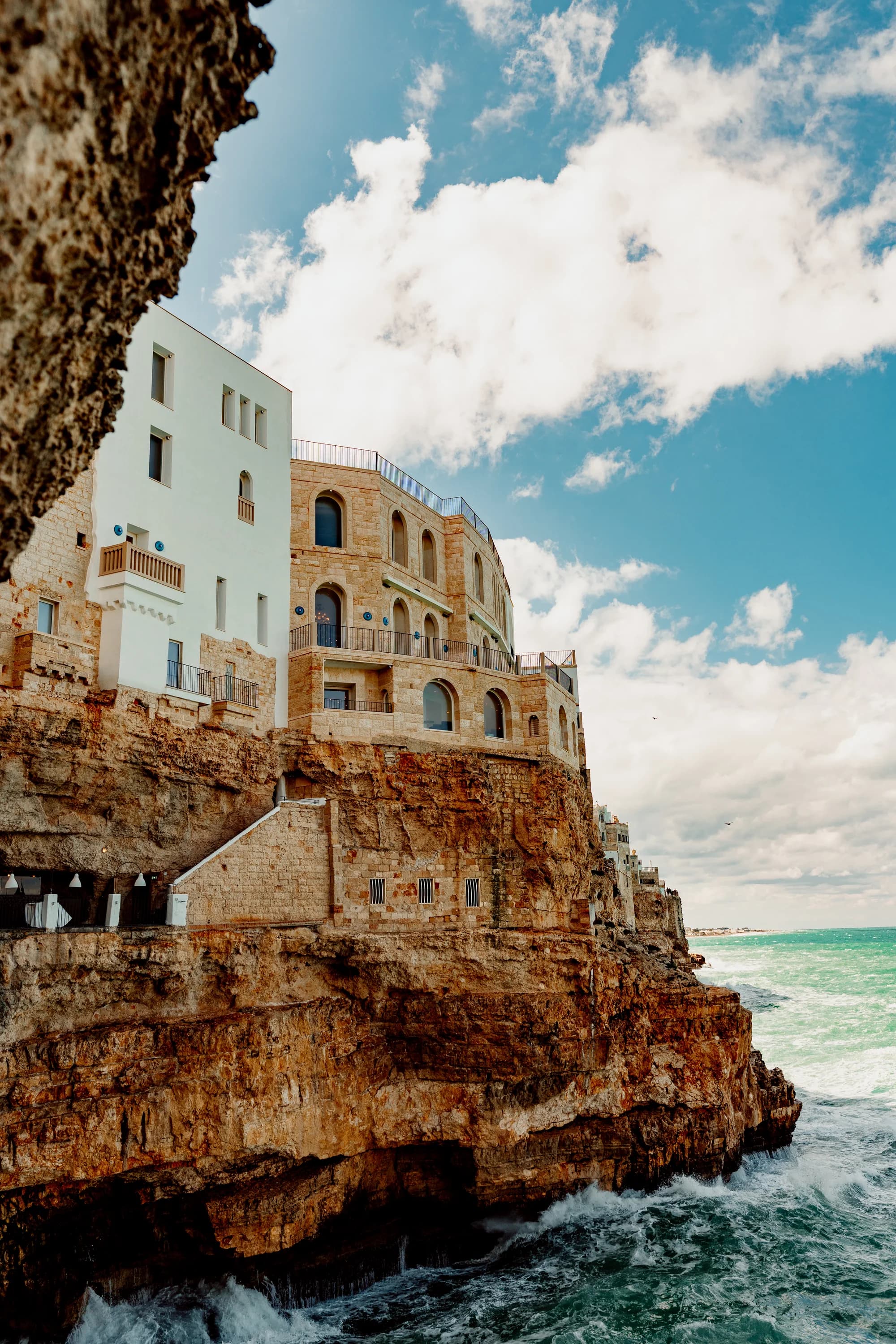 Scogliera e architettura di Grotta Palazzese viste dal mare.