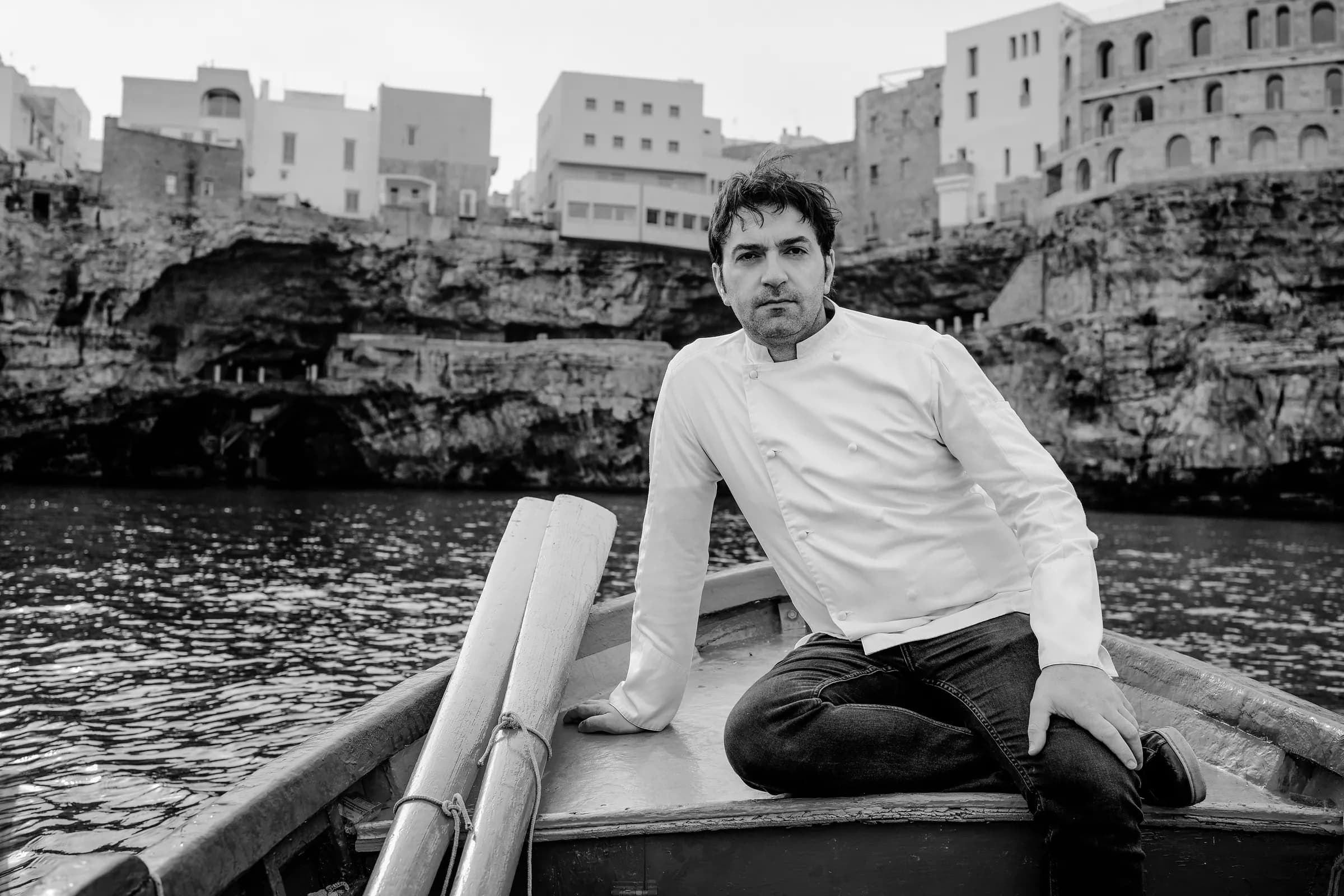 Lo chef Martino Ruggieri in barca davanti alla costa di Polignano a Mare.