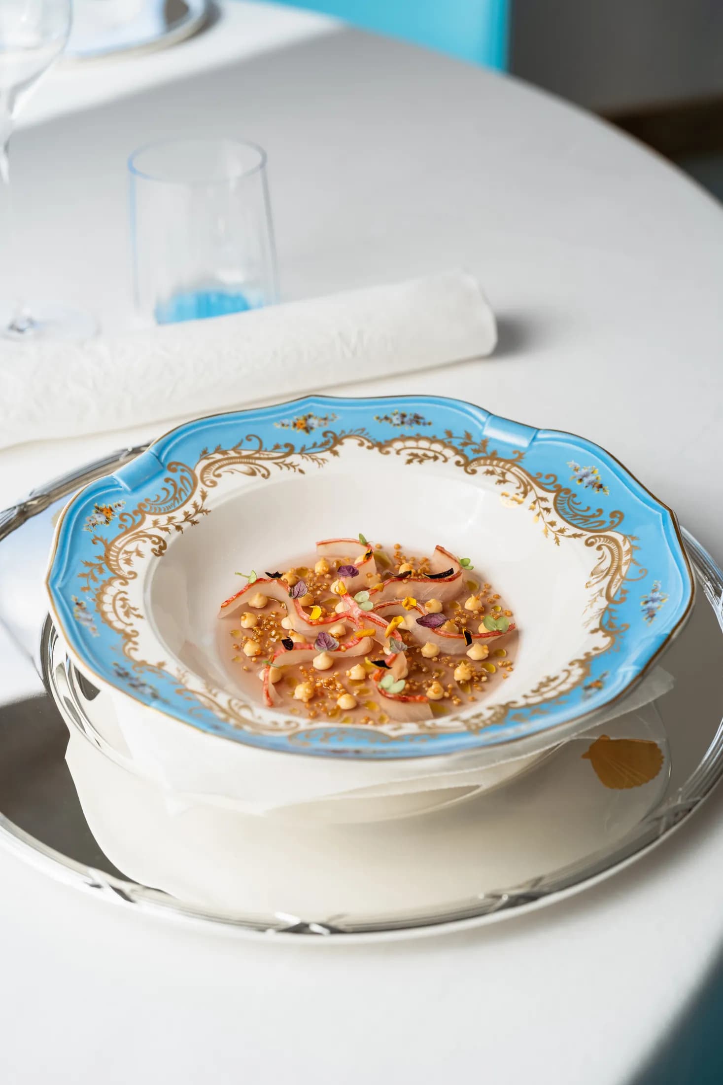 Piatto di crudo su porcellana azzurra e oro, Maison Ruggieri.