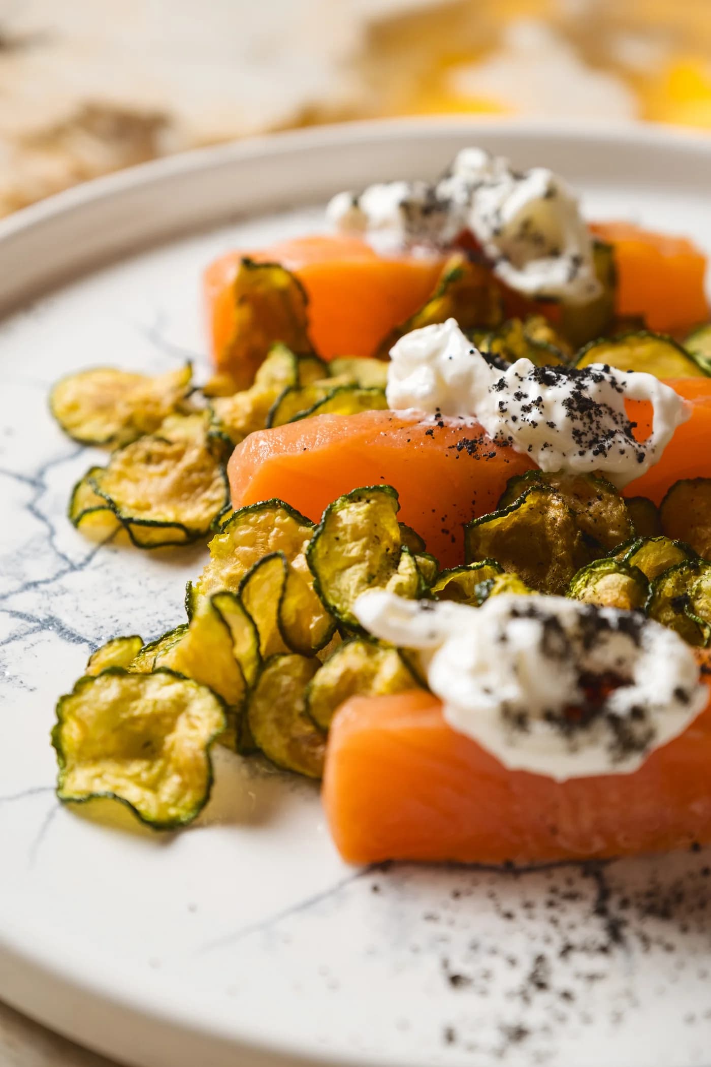 Salmone, zucchine croccanti e stracciatella: dettaglio di un piatto Morus.