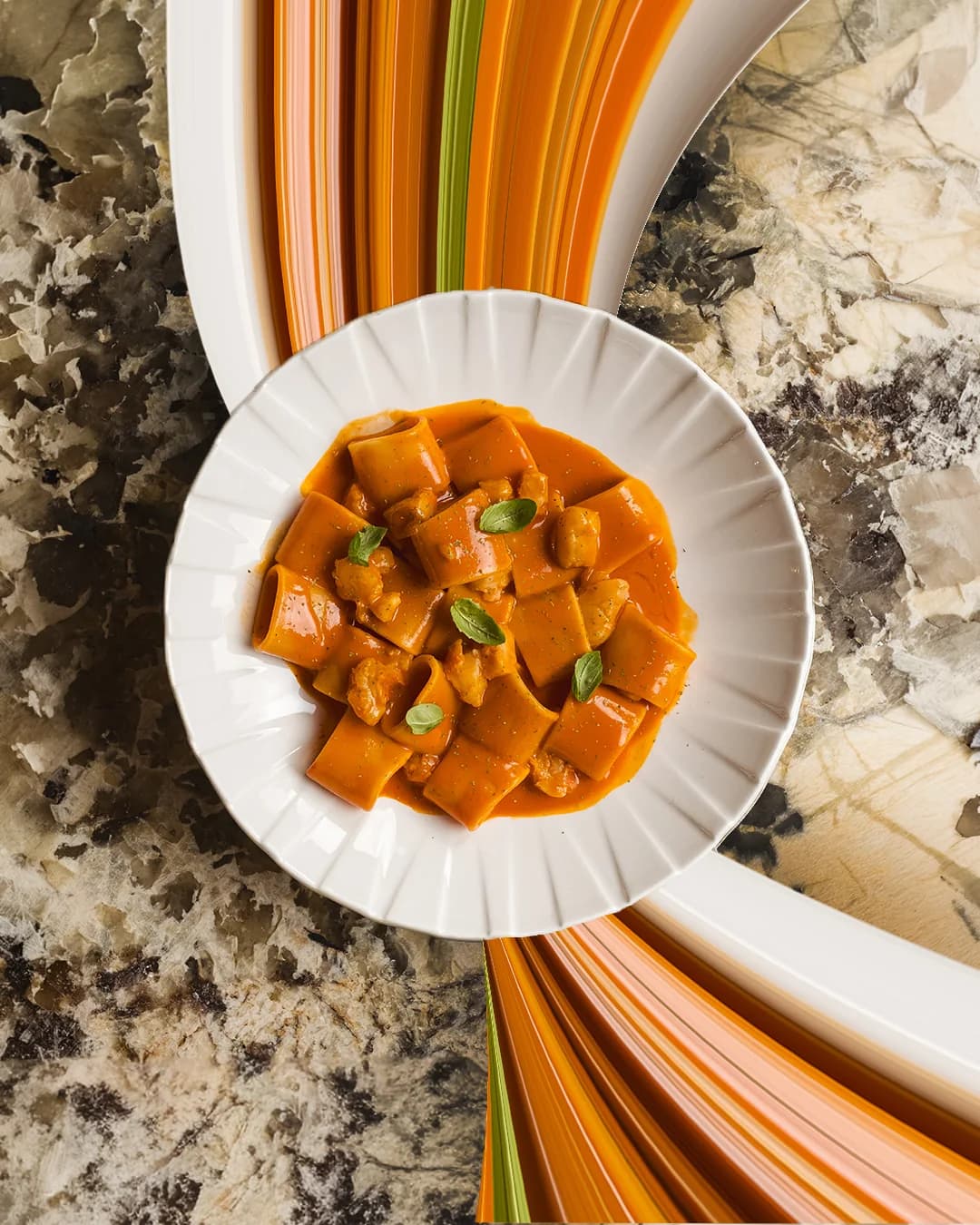 Pasta Morus al centro di una composizione grafica arancione.
