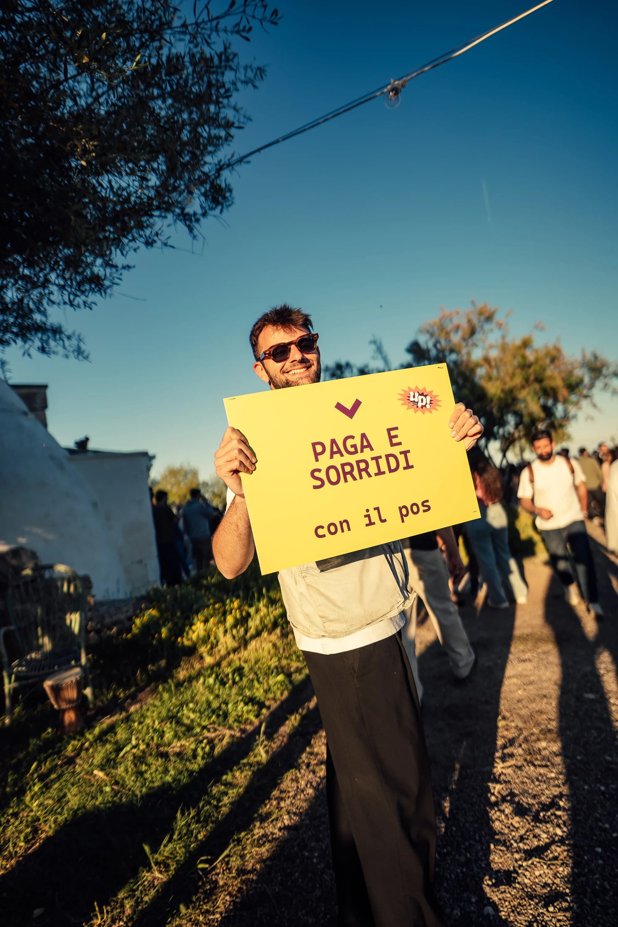 Momento festival con cartello «Paga e sorridi con il pos».