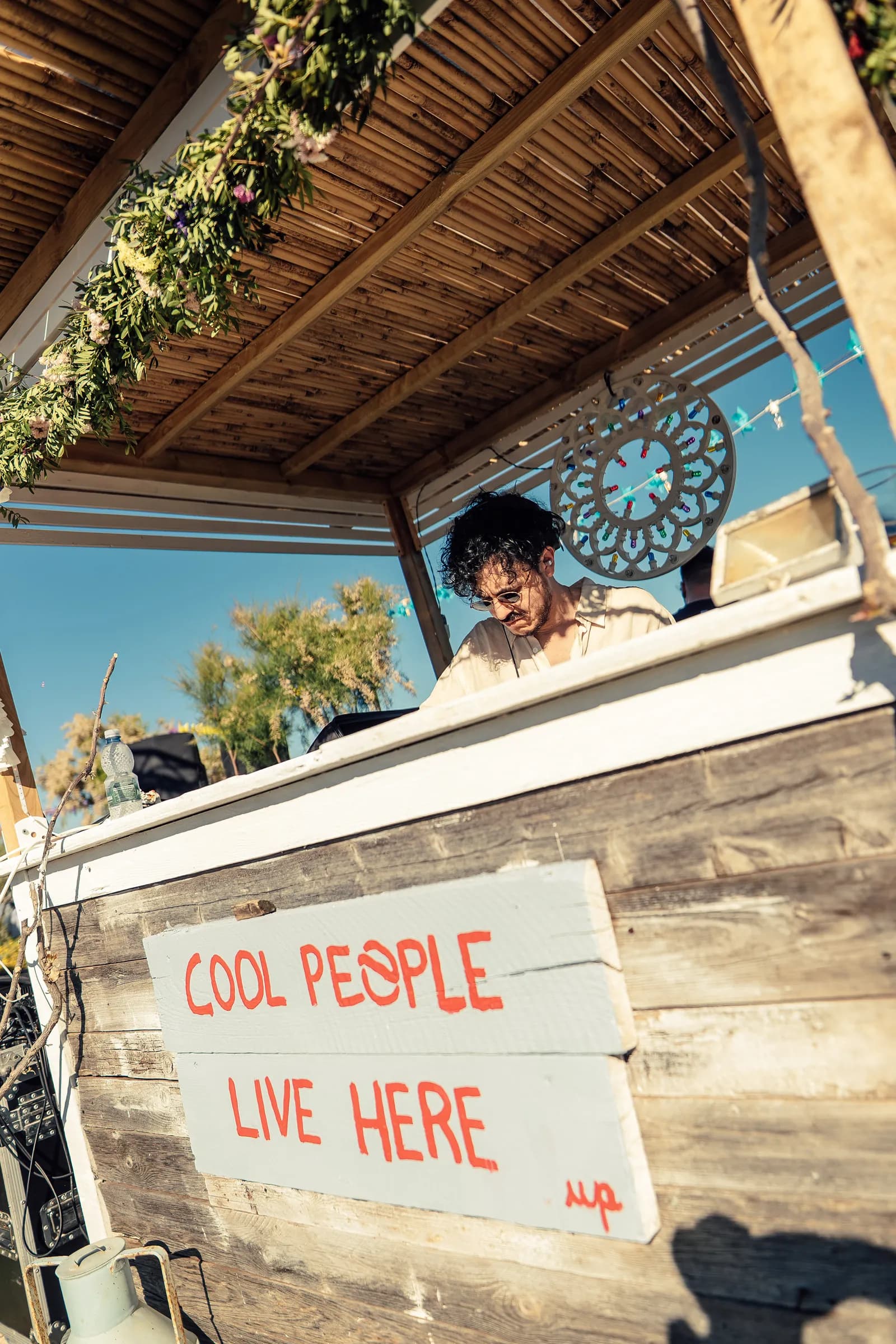Dj set al bancone «Cool people live here» durante UP! Festival.