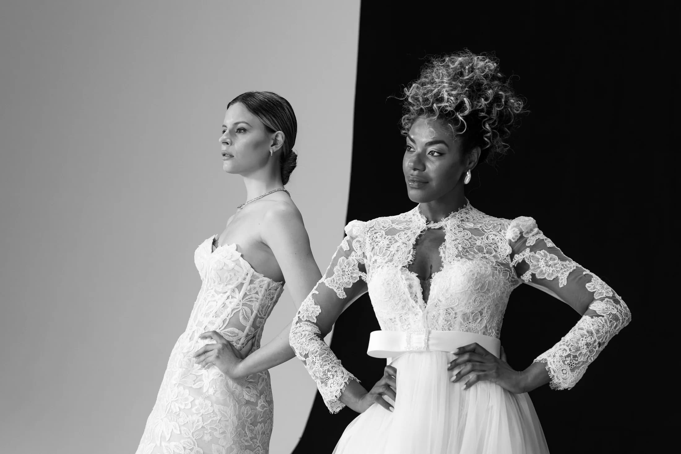 Campaign bridal ELVÈN in studio con due modelle in bianco e nero.