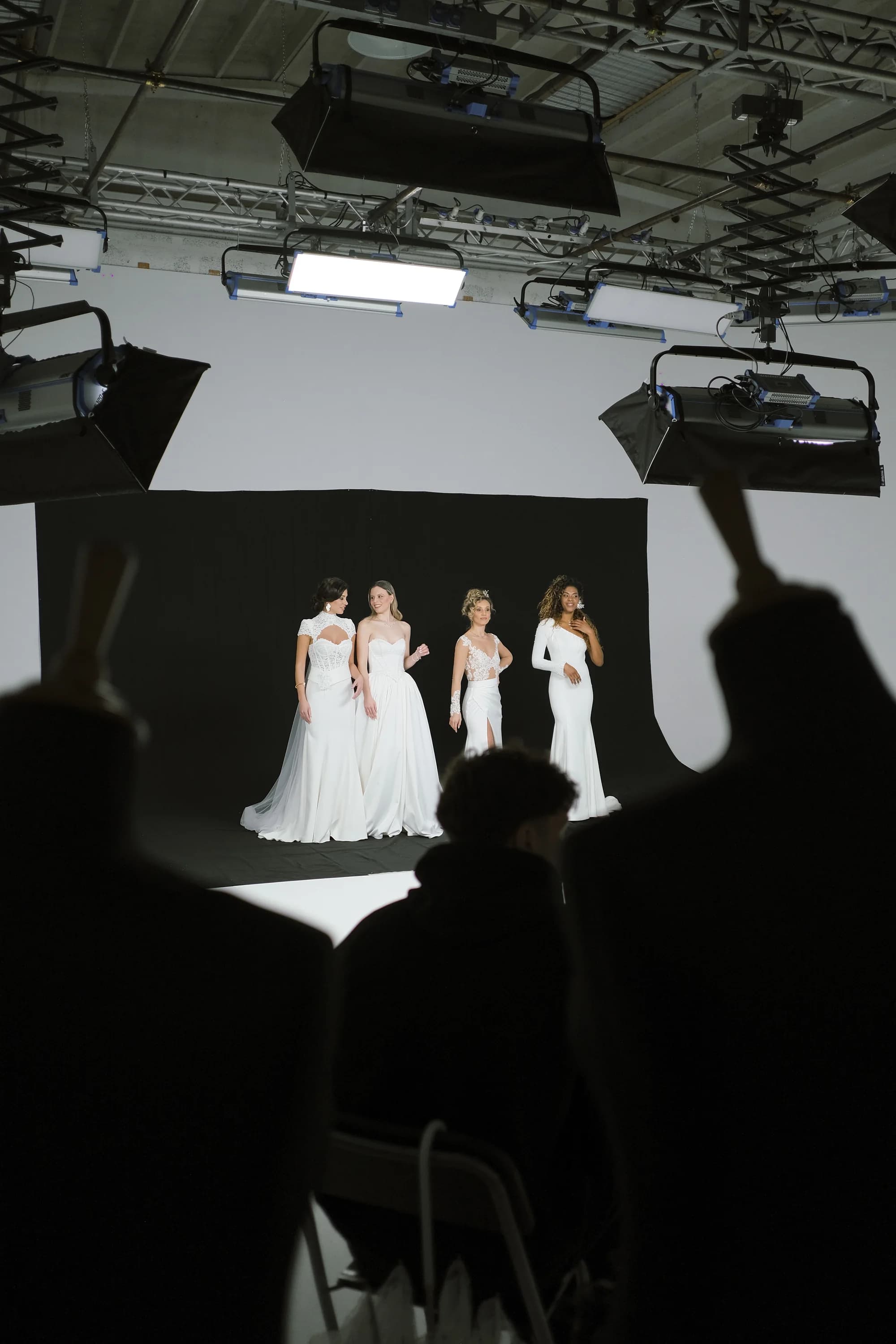 Set studio ELVÈN con quattro modelle in abito da sposa.