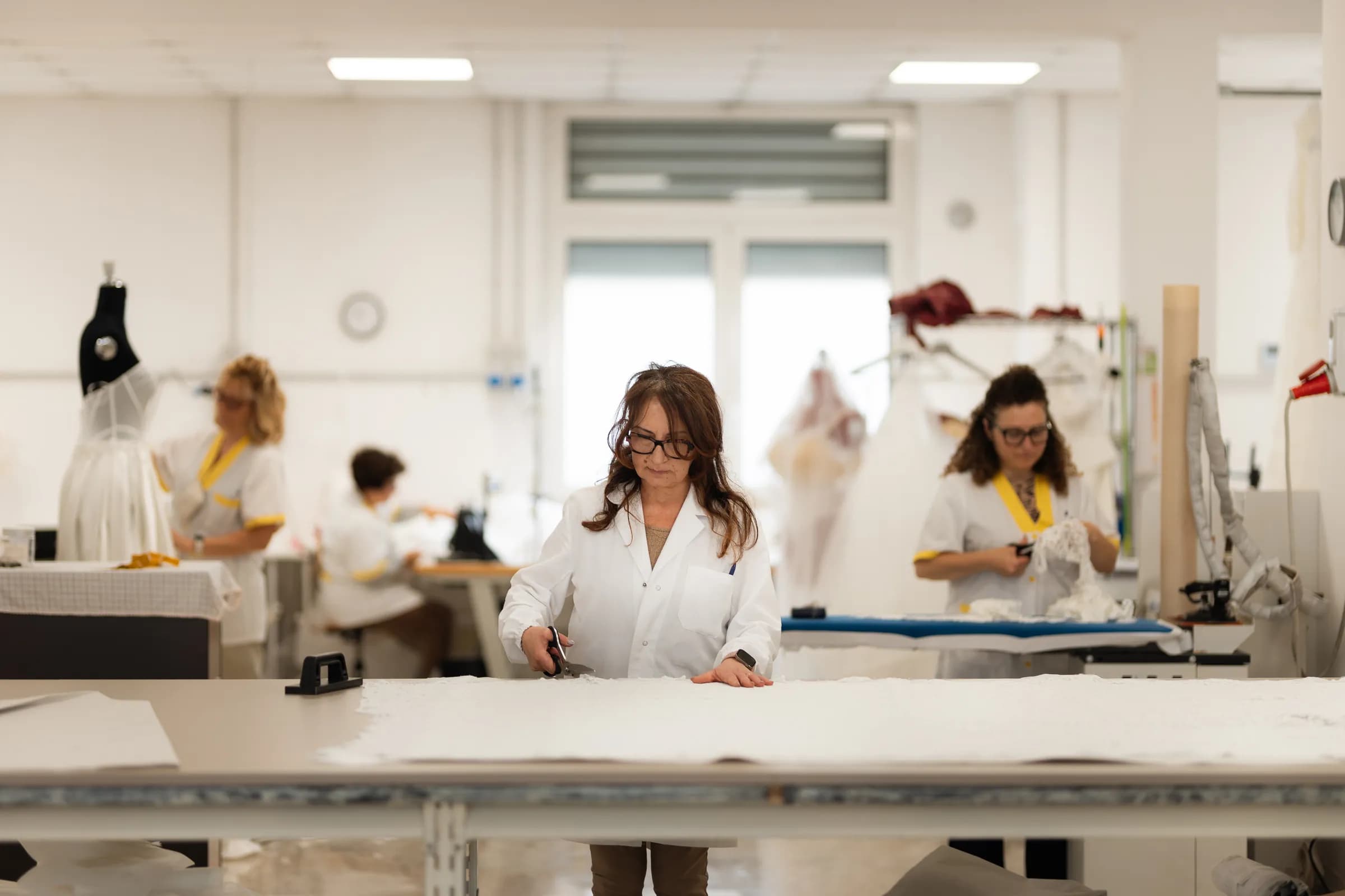 Laboratorio sartoriale ELVÈN con il team al lavoro.