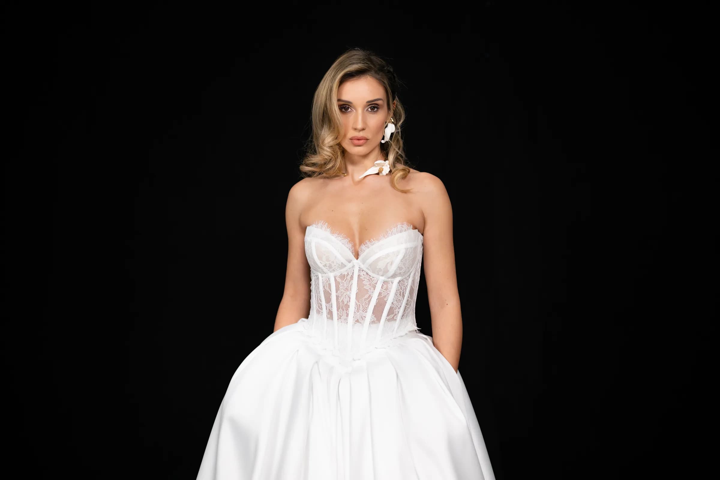 Ritratto bridal ELVÈN su fondo nero con corpetto in pizzo.