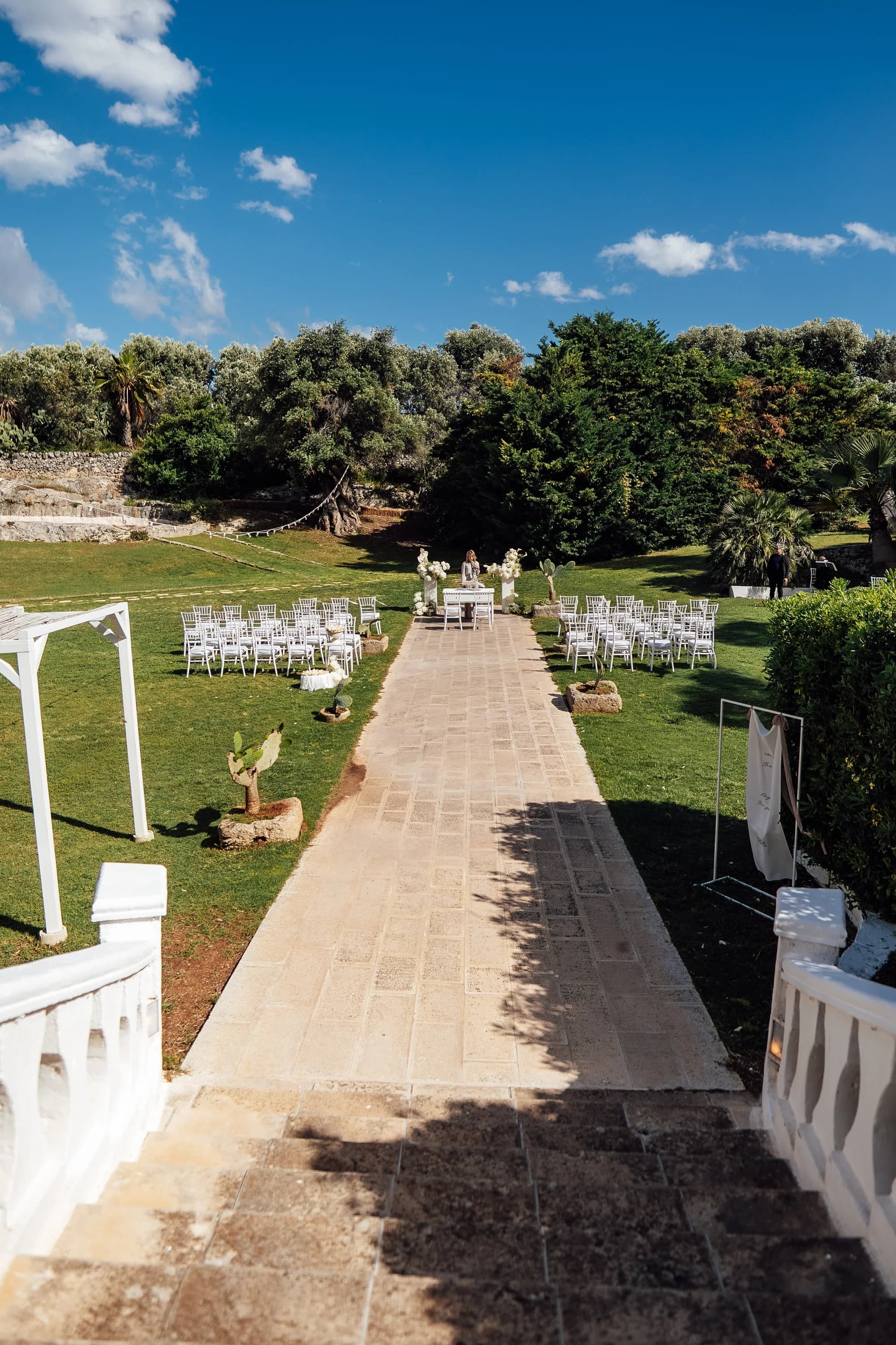 Allestimento cerimonia nel giardino de Il Trappetello visto dall'alto.
