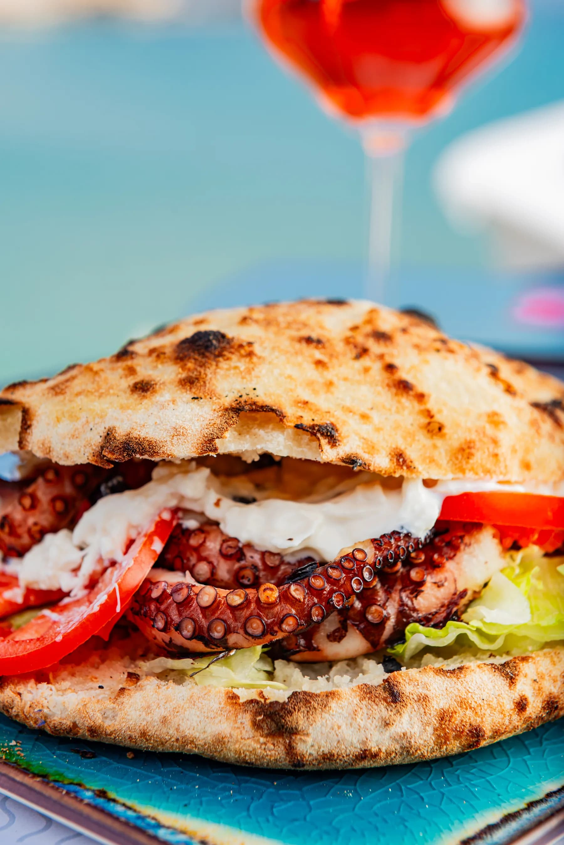 Panino con polpo e stracciatella su pane appena sfornato.