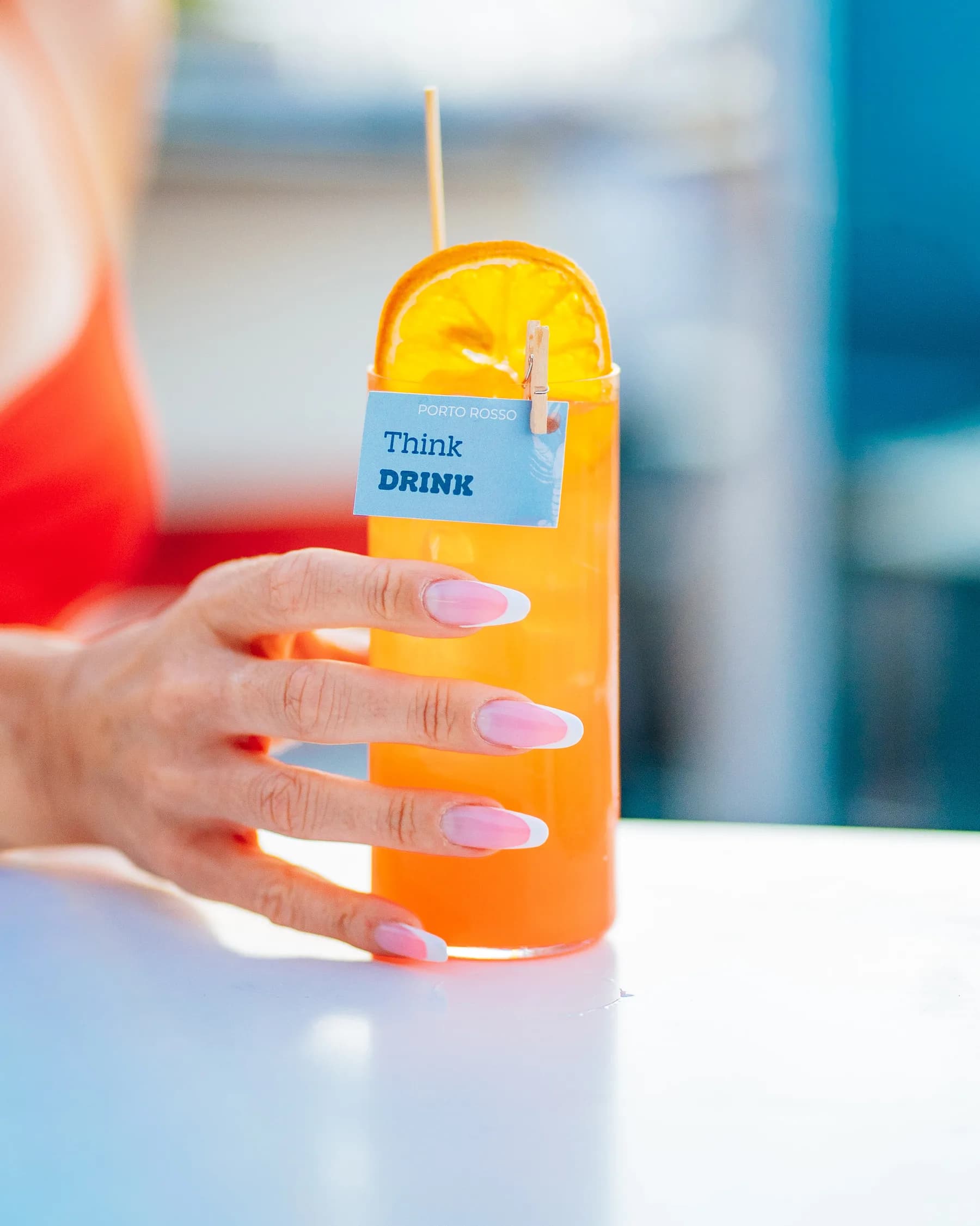 Cocktail all'arancia con etichetta Think Drink.